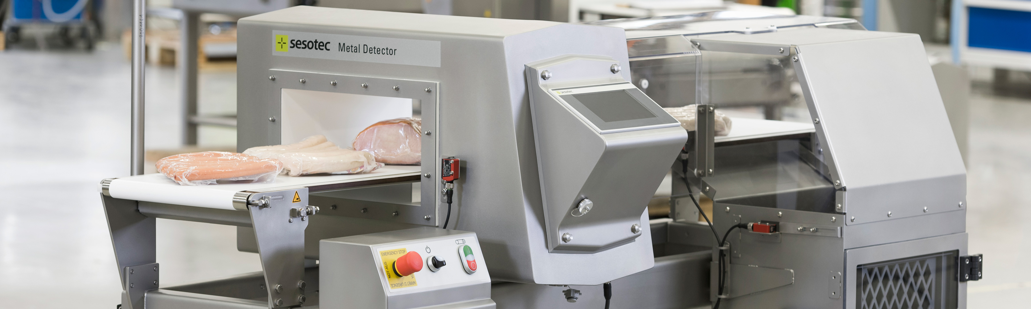 Metalldetektor für Lebensmittel mit Wurst und Fleisch auf Förderband